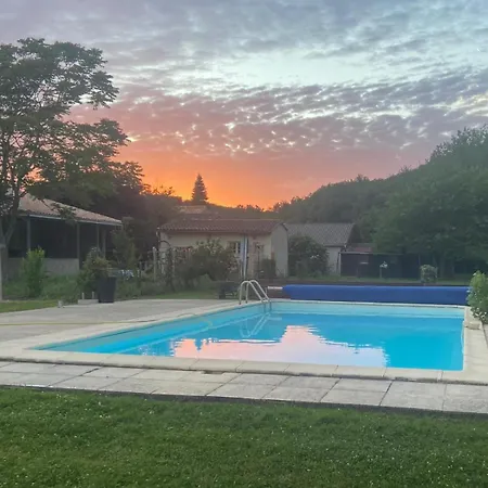 Дом отдыха The French Hideaway - One Bedroom - Twin Or King Bed - Pool & Free Parking