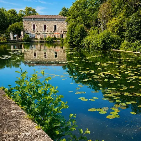 The French Hideaway - One Bedroom - Twin Or King Bed - Pool & Free Parking *